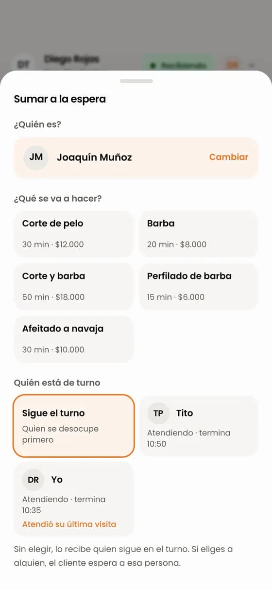 Escribe su nombre. Si ya es cliente aparece para elegirlo; si no, queda como cliente nuevo. El celular es opcional.